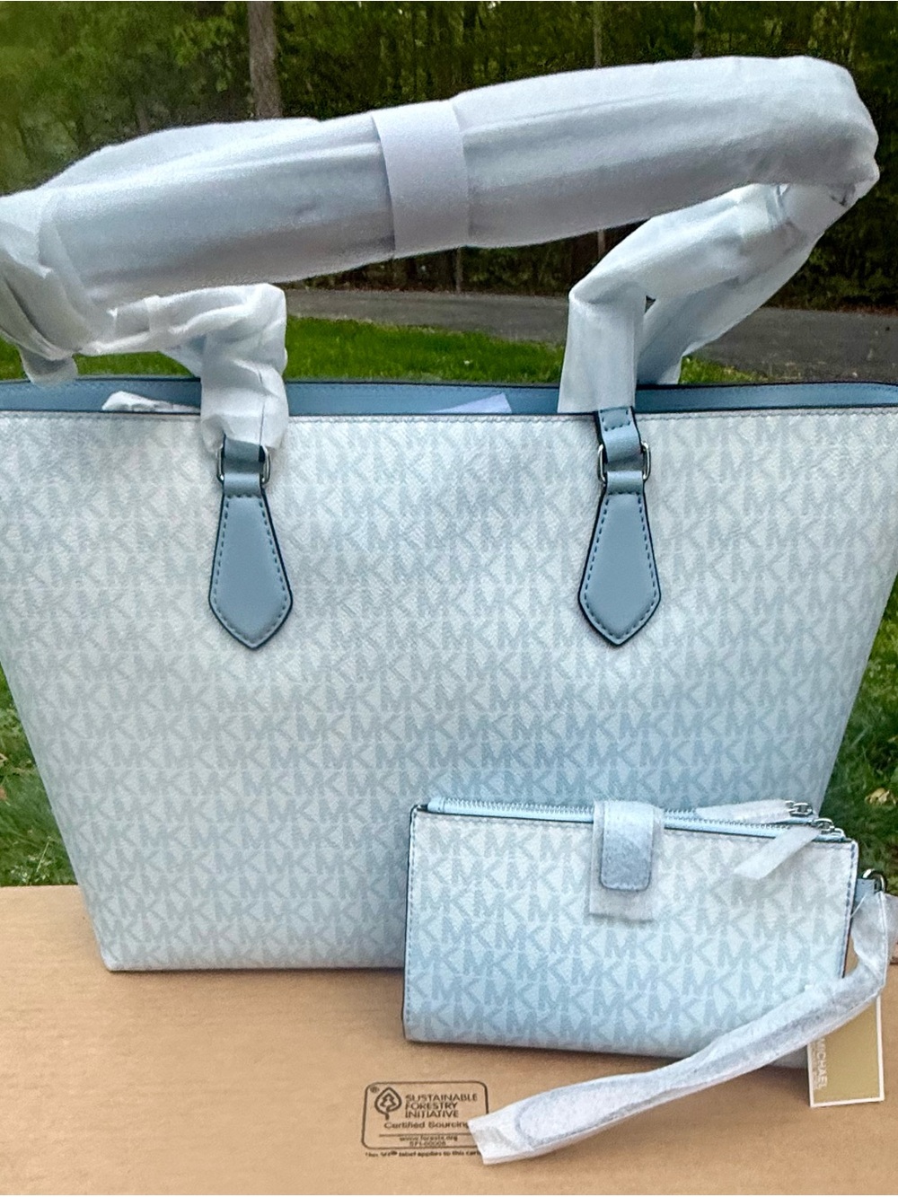 Michael Kors Shelia Light Blue MK Logo Tote with Matching Wristlet - Picture 2 of 9